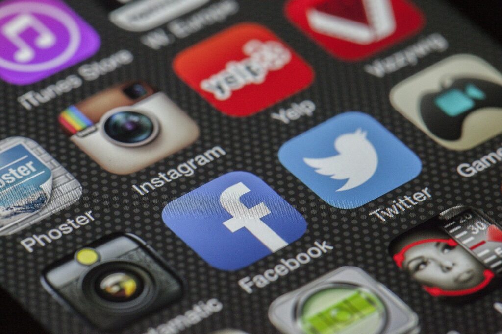 Das Bild zeigt diverse App-Icons von Social Media Kanälen.